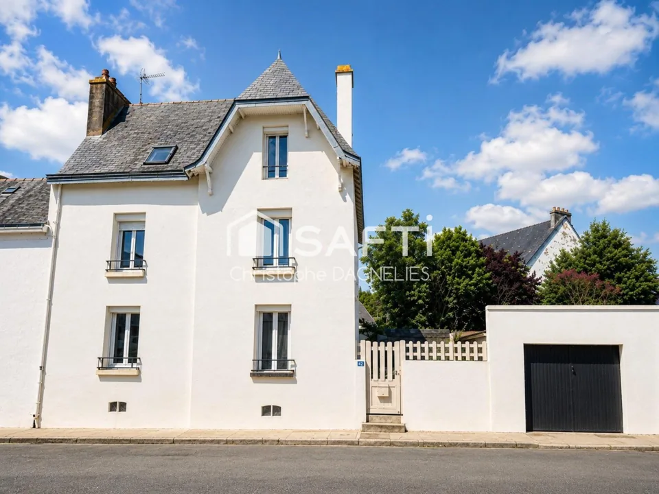 Façade de la maison de ville à Port-Louis — photographie originale SAFTI